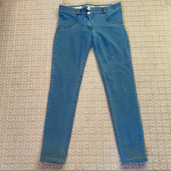 Freddy - Made by Freddy
WR.UP XS denim effect rinse.
Shapes & lifts the booty! - Picture 1 of 6